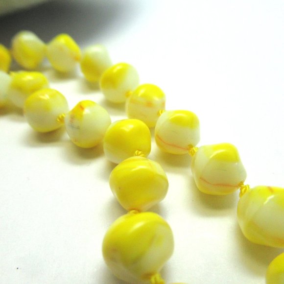 Uranium glass bead Necklace - Picture 11 of 15